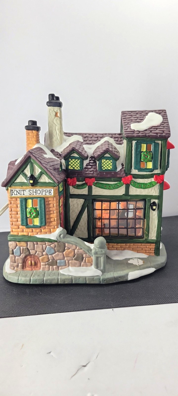 Santa's Workbench Collection Ball & Skein Knit Shoppe Lighted House w/ Box